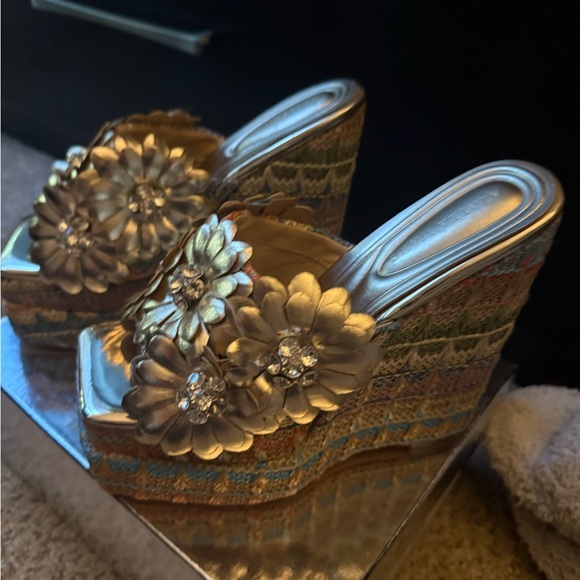 Azalea Wang Gold Floral Platform Sandals - Picture 3 of 5